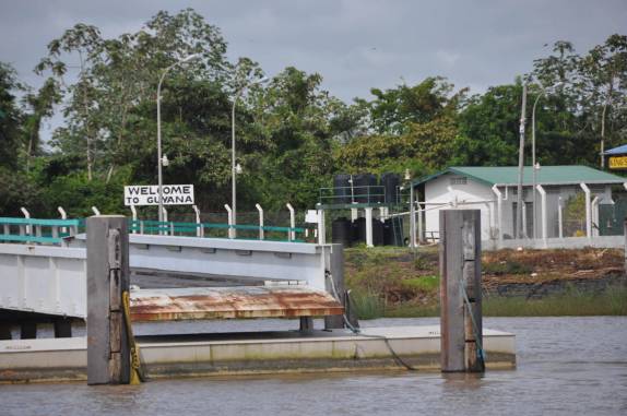 Chegando à Guiana, vindos do Suriname.